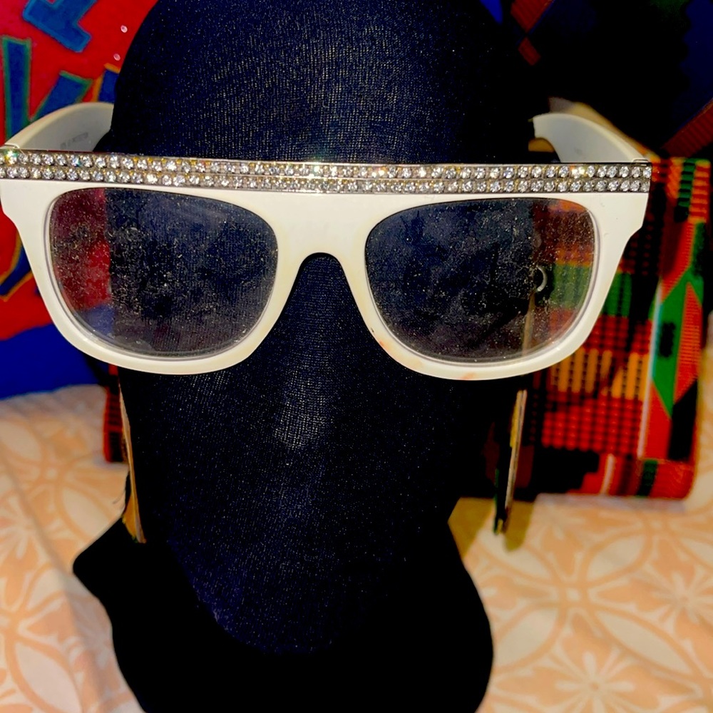 Sunglasses
Size: ONE